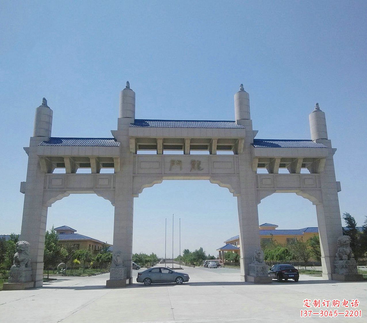 沈阳宝墨园位于正门石雕牌坊
