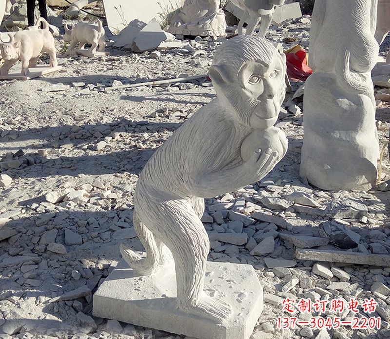 沈阳抱桃子的猴子石雕系列传承古老文化，让爱活跃起来