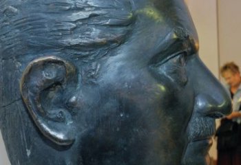 沈阳20世纪存在主义哲学的创始人马丁·海德格尔头像铜雕