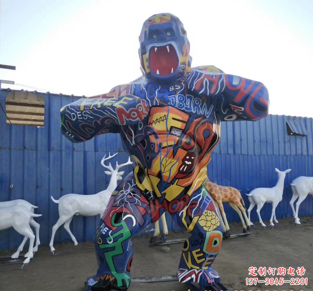 沈阳玻璃钢彩绘大猩猩雕塑