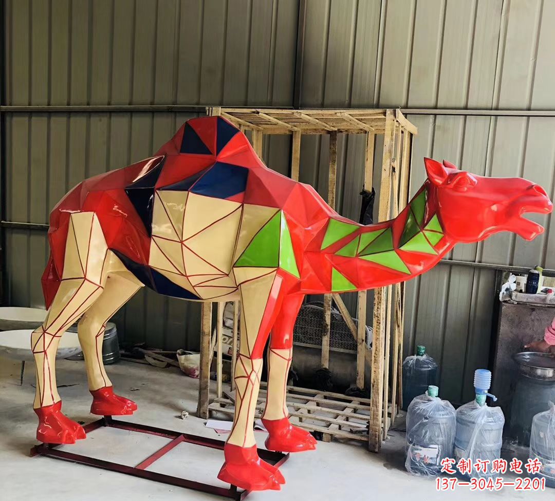 沈阳玻璃钢几何抽象骆驼雕塑