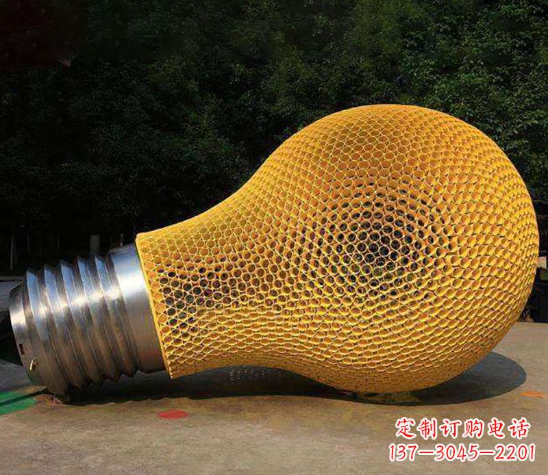 沈阳不锈钢灯泡雕塑灯光下的美丽