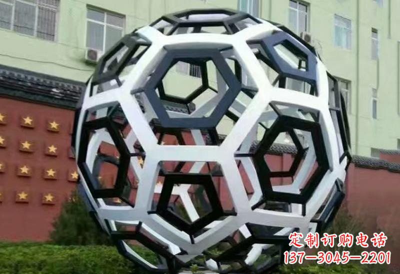 沈阳不锈钢公园的镂空足球雕塑