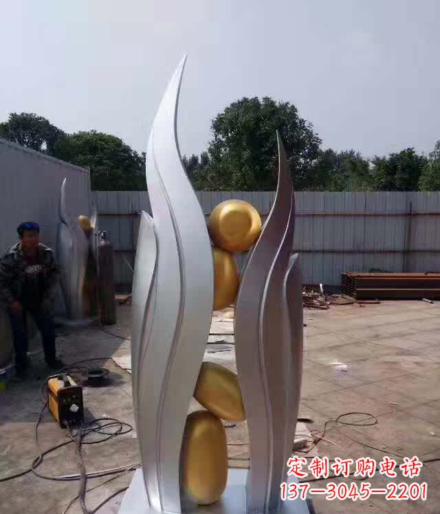 沈阳不锈钢广场翅膀雕塑象征着自由之翼