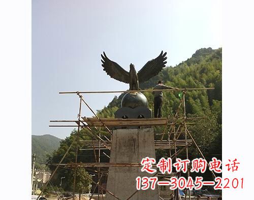 沈阳不锈钢老鹰踩地球雕塑缅怀大自然之美