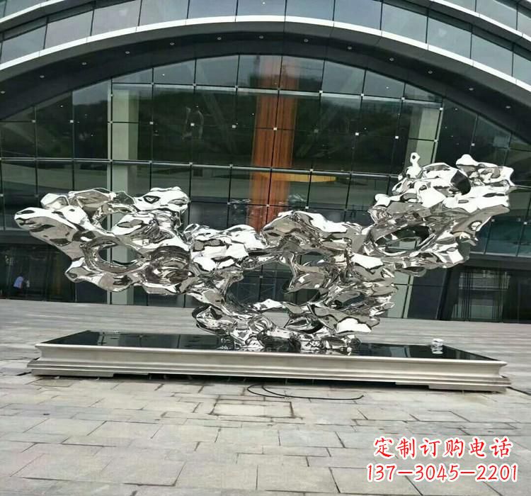 沈阳灵动的太湖石雕塑