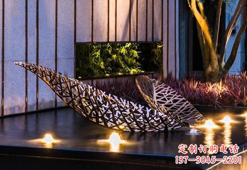 沈阳不锈钢小区镂空树叶雕塑给小区添彩