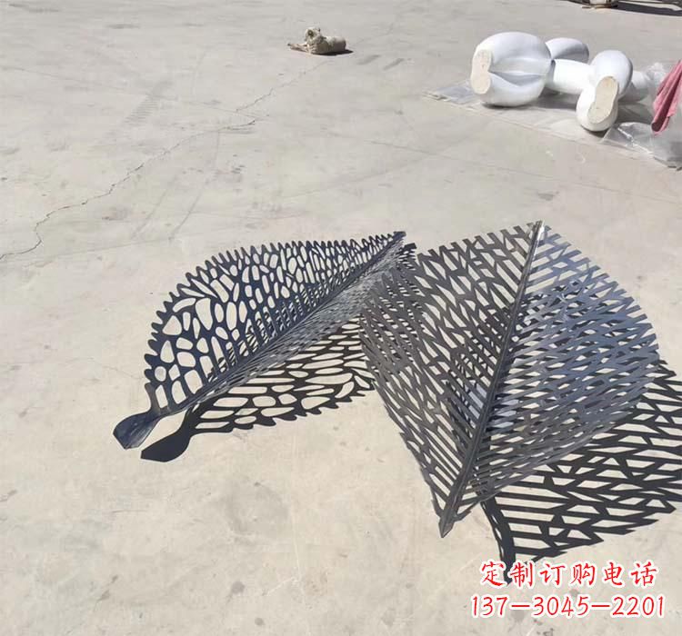 沈阳不锈钢园林镂空树叶雕塑给空间增添美感
