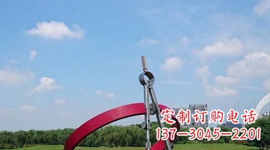 沈阳不锈钢圆规雕塑环绕着美景
