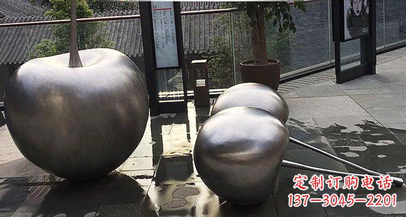 沈阳樱桃雕塑点缀步行街美丽景观