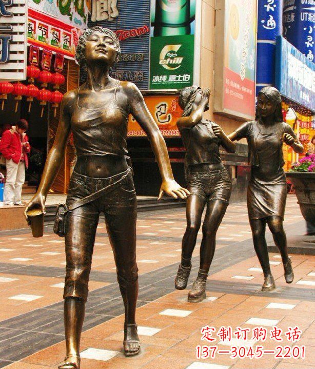 沈阳步行街逛街的女孩以铜雕的形式永久保存