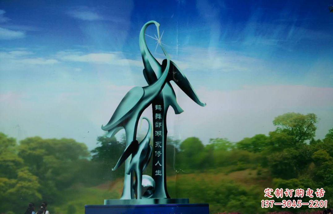 沈阳城市中的仙鹤雕塑