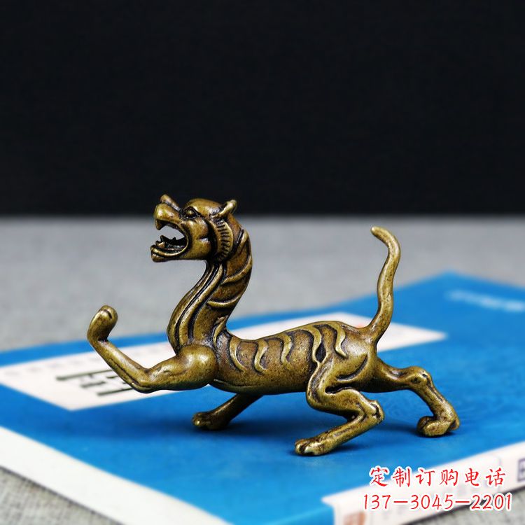 沈阳金色纯铜铸造的白虎雕塑