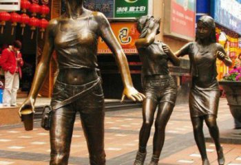 沈阳步行街逛街的女孩以铜雕的形式永久保存