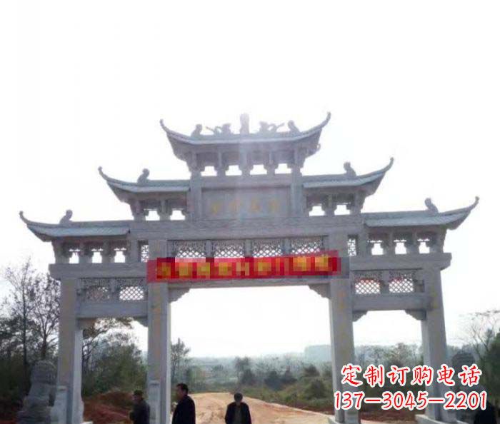 沈阳三门石雕牌楼古老而精美的雕塑