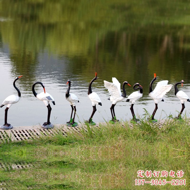 沈阳仿真仙鹤玻璃钢水景雕塑摆件-公园水池水塘琥珀动物雕塑