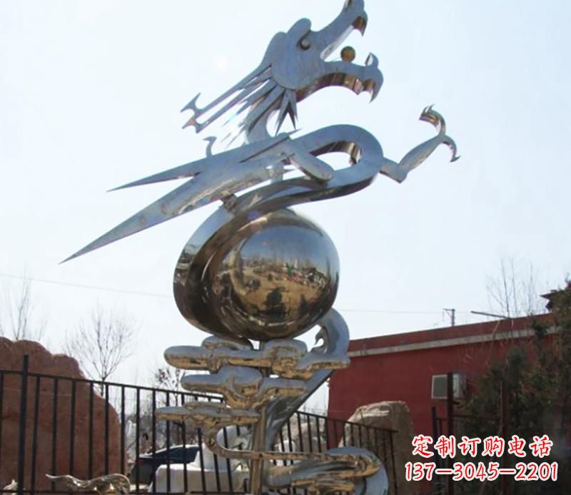 沈阳传统与现代完美结合的青铜龙雕塑