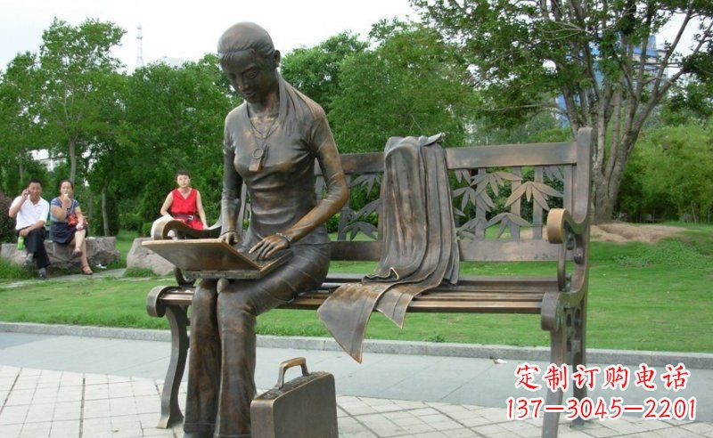 沈阳把童真雕刻在铜雕中——女孩雕塑