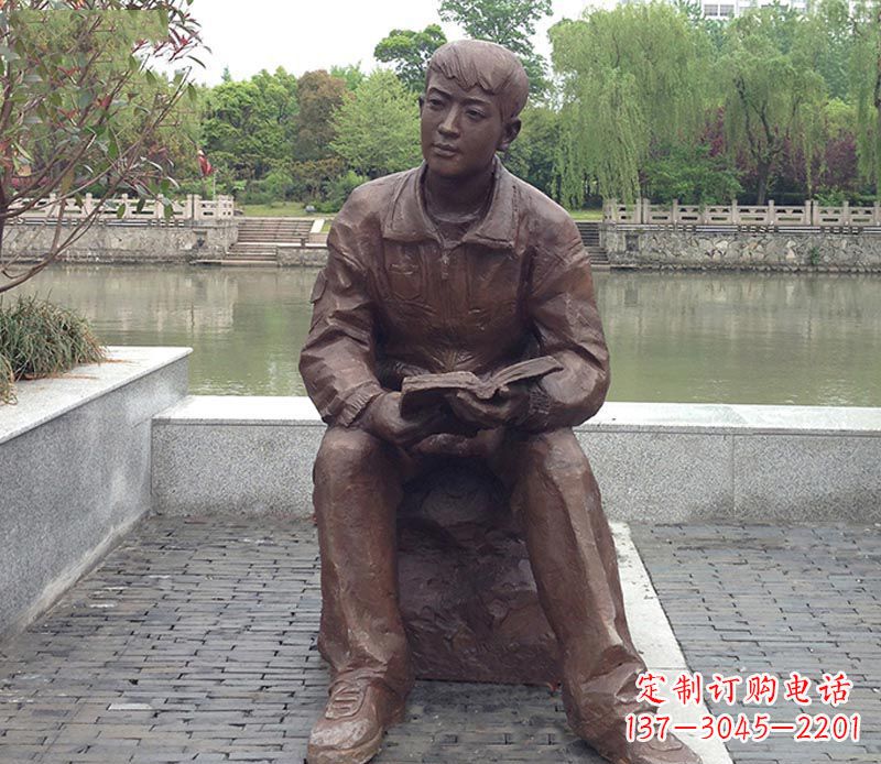 沈阳公园看书的男人铜雕