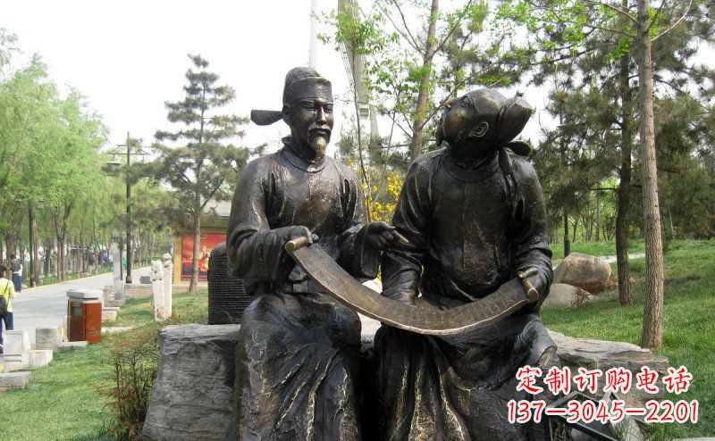 沈阳公园看书卷的唐代人物小品铜雕
