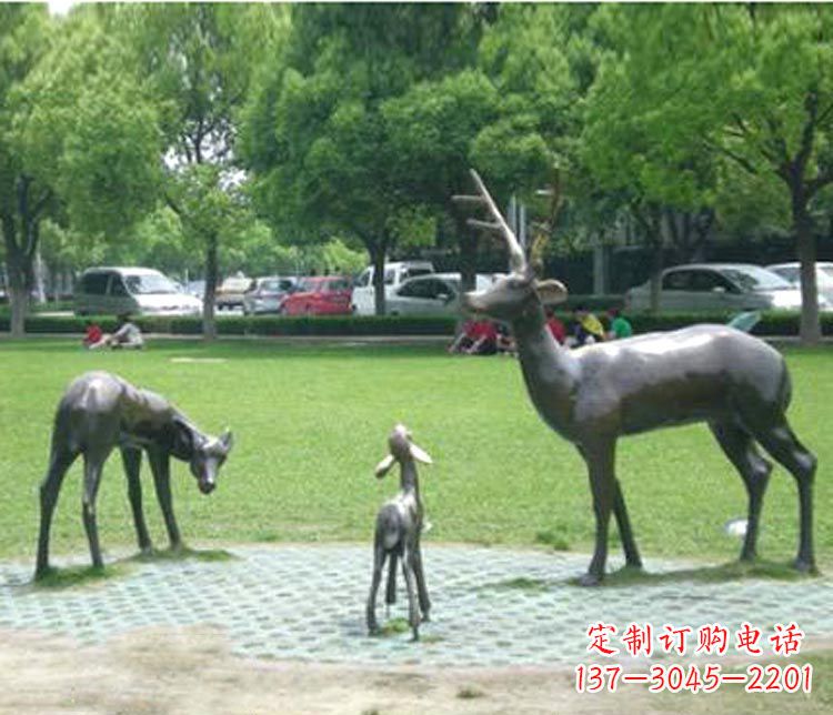 沈阳梦幻般的雕塑——梅花鹿一家三口铜雕