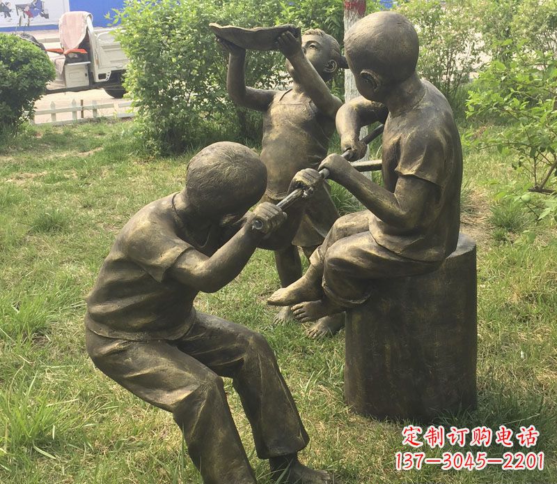 沈阳公园玩水的儿童铜雕