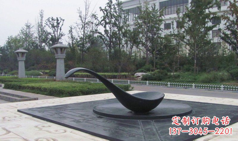 沈阳公园指南针景观铜雕