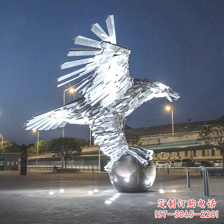 沈阳中领雕塑的金属质感老鹰雕塑是一款精美而又…