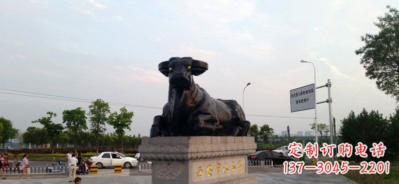 沈阳广场卧着的牛动物铜雕