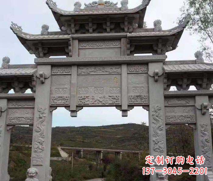 沈阳地标性的三门石雕牌坊