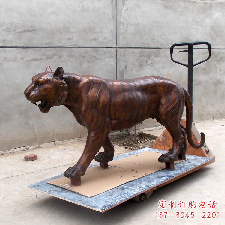 沈阳活力四射的老虎铜雕塑