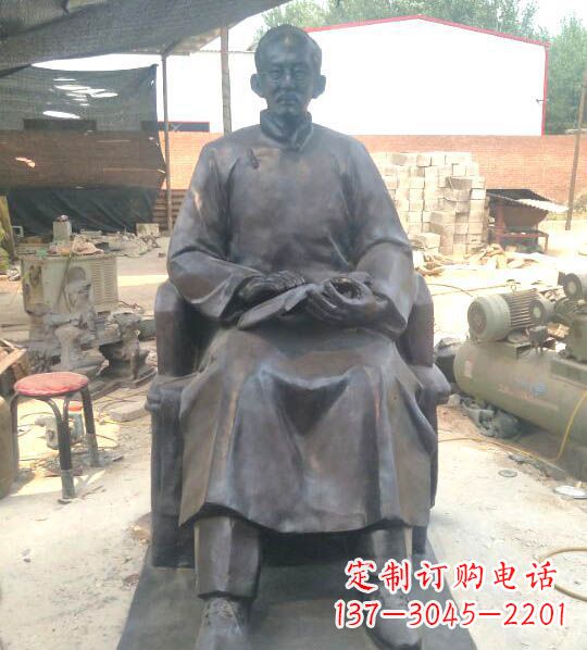 沈阳拿书的蔡元培铜雕