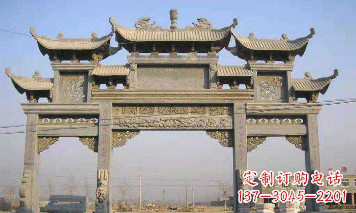 沈阳特色街角石雕牌坊精致典雅的装点