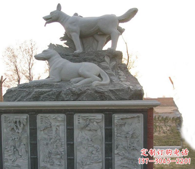 沈阳体现艺术灵感的两只狗公园动物雕塑