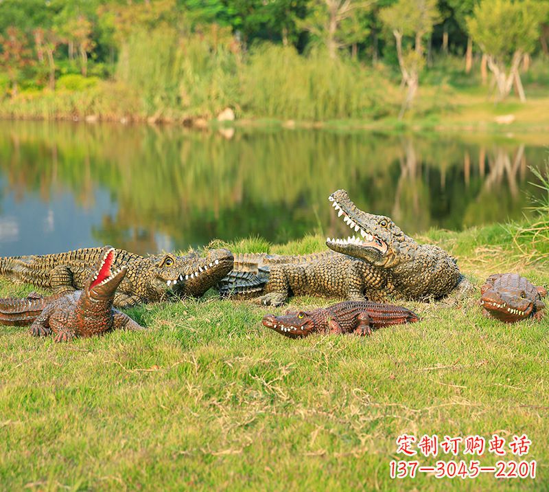 沈阳树脂鳄鱼仿真动物雕塑，公园水池草丛动物摆件