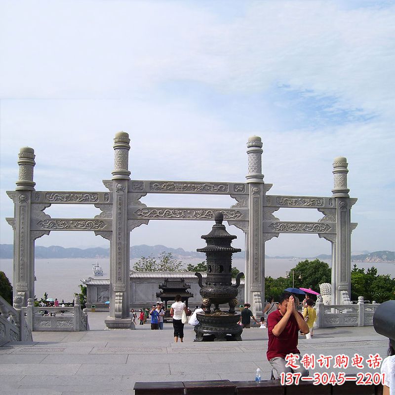 沈阳寺院冲天式石雕牌坊