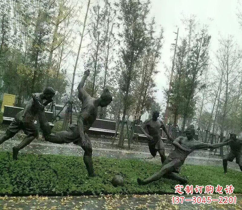沈阳踢足球公园运动人物铜雕