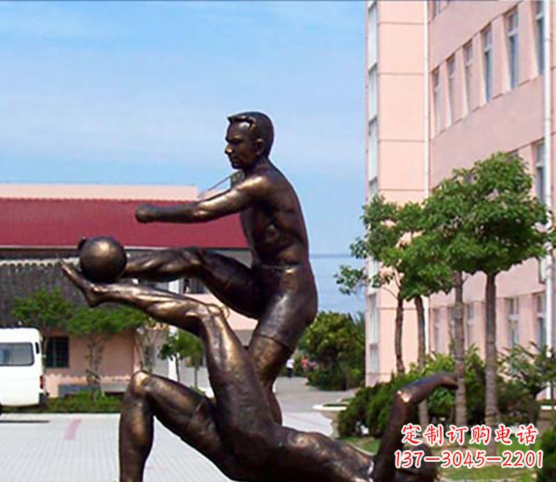 沈阳踢足球人物广场小品铜雕