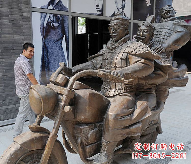 沈阳铜雕街头骑摩托人物雕塑
