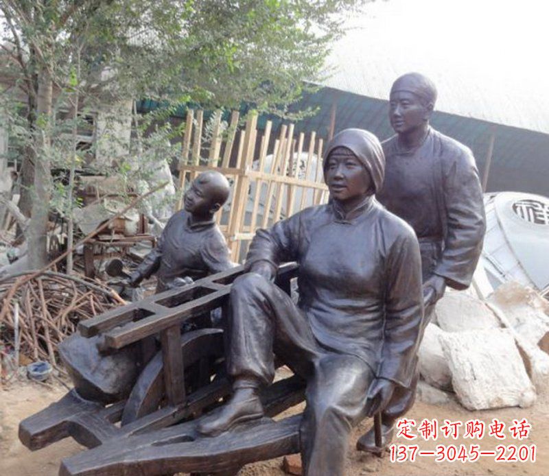 沈阳推独轮车人物铜雕