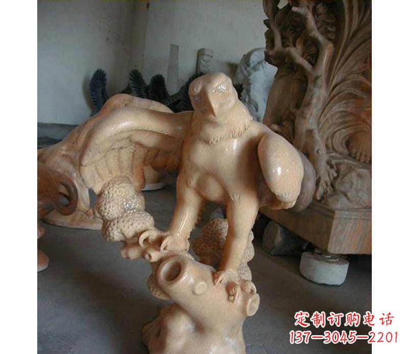 沈阳晚霞红老鹰石雕