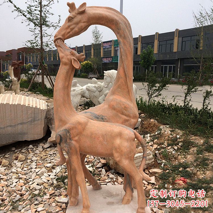 沈阳晚霞红石雕长颈鹿-校园公园母子亲情景观雕塑