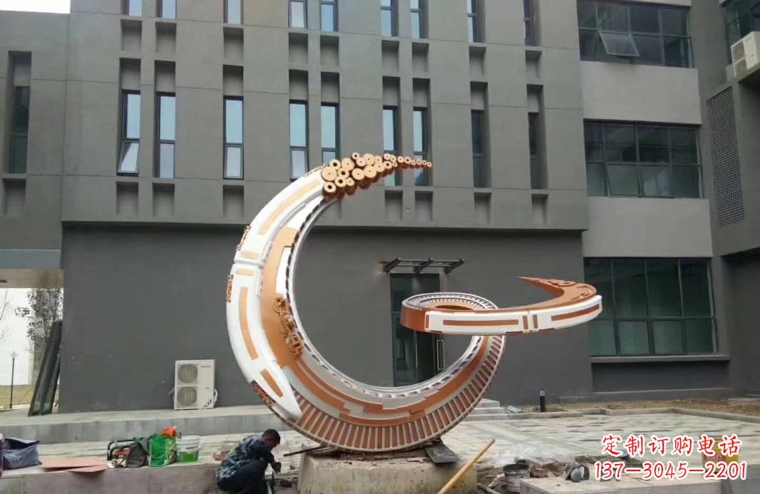 沈阳小区抽象不锈钢月亮雕塑