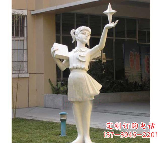 沈阳校园拿书本的小学生石雕
