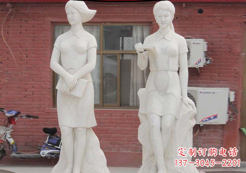 沈阳校园拿书本的学生石雕