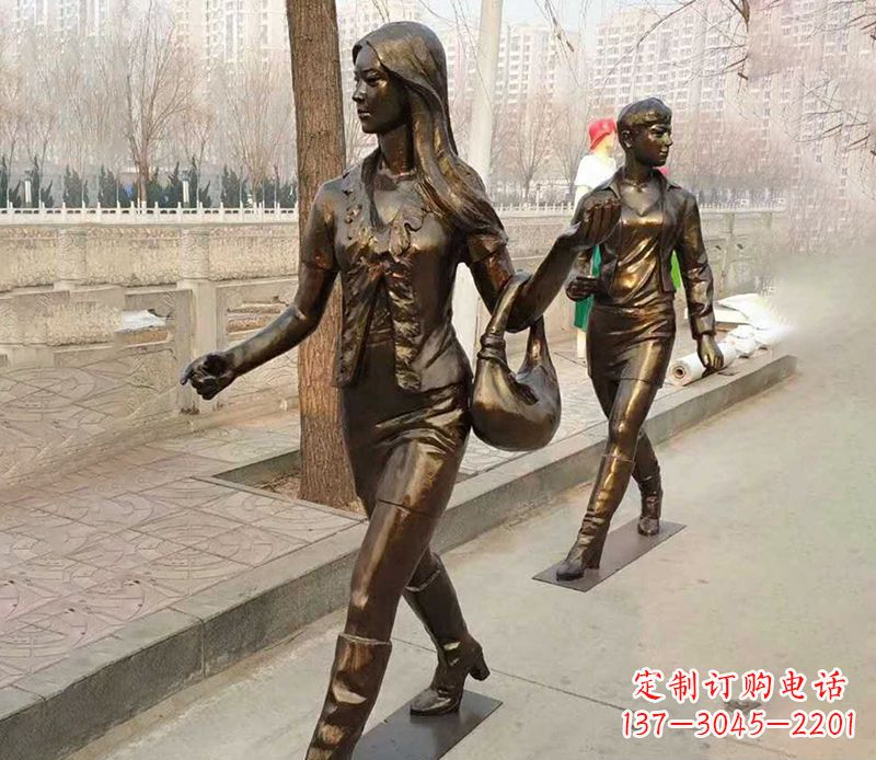 沈阳行走的女人街边人物铜雕