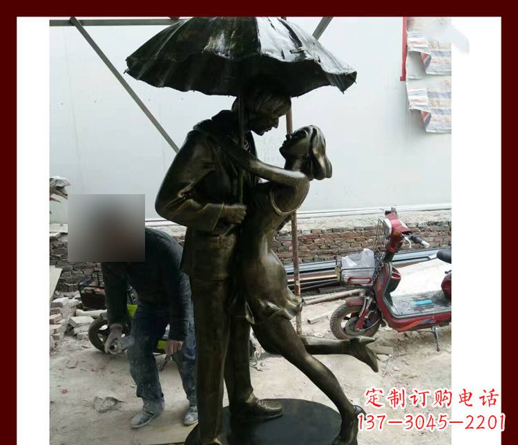 沈阳雨伞下拥抱的情侣铜雕