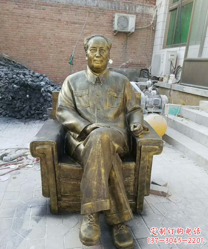 沈阳坐沙发的毛主席铜雕